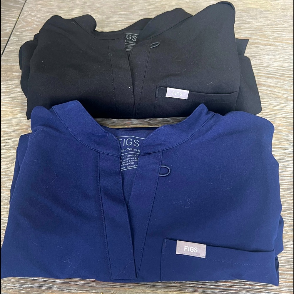 2 Figs scrub maternity tops size L ( navy and black)